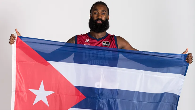 El basquetbolista cubano Howard Sant-Roos